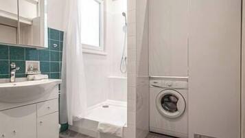 Secador de pelo y toallas