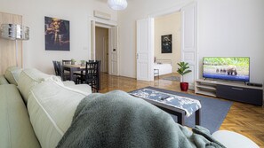 TV - Gentleman Apartment Budapest (Budapest)