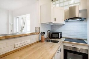 Kjøleskap, mikrobølgeovn, ovn og kokeplater