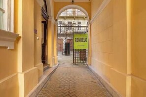 Exterior detail - Dizsu's Place Budapest (Budapest)