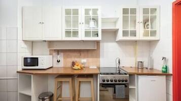 Geladeira, micro-ondas, fogĂŁo, cooktop