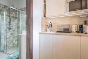 Fridge, microwave, stovetop, coffee/tea maker - LB - Azure Apartman Siófok (Siófok)
