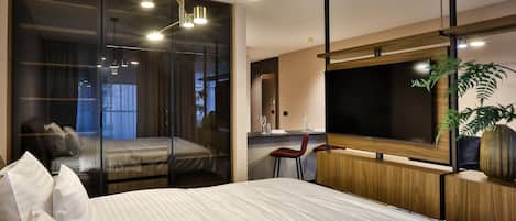 Tabla de planchar con plancha, wifi y ropa de cama