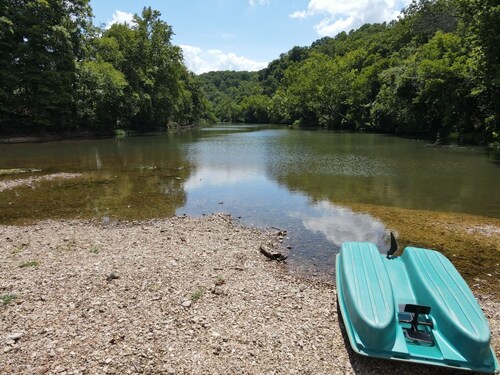 Cozy 1-bedroom cabin with Loft. Sleeps 8 Near Bennett Springs State Park 
