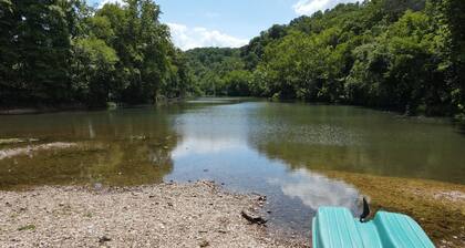 Cozy 1-bedroom cabin with Loft. Sleeps 8 Near Bennett Springs State Park