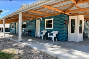 Terrace/patio - Cozy 1-bedroom cabin with Loft. Sleeps 8 Near Bennett Springs State Park  (Lebanon)