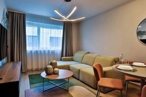 TV - Sun Hill A404 Luxury Suites (Budapest)