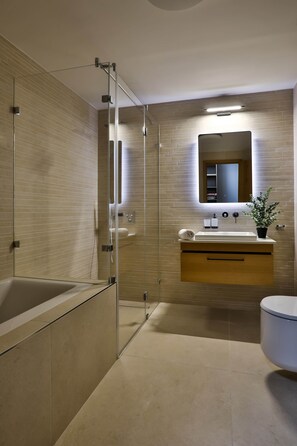 Hair dryer, towels - IMCT - Sun Hill A209 Luxury Suites (Budapest)