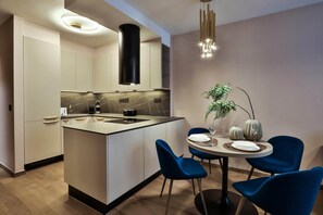 Coffee/tea maker, fridge, oven, stovetop - IMCT - Sun Hill A209 Luxury Suites (Budapest)