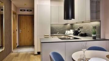 Geladeira, fogão, cooktop, lava-louças