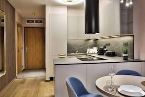 Fridge, microwave, oven, stovetop - IMCT - Sun Hill A307 Luxury Suites (Budapest)