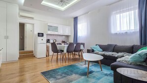 A modern apartment with a kitchen, dining area, and living room. - X - Centrum Charm Apartment (Budapest)
