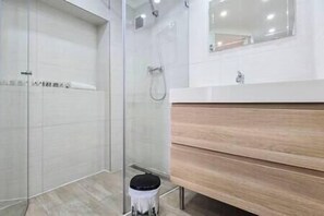 Hair dryer, towels - X - Centrum Charm Apartment (Budapest)