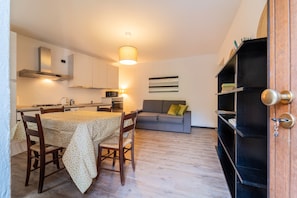 Apartment | Wohnbereich | 32-Zoll-Fernseher mit Digitalempfang