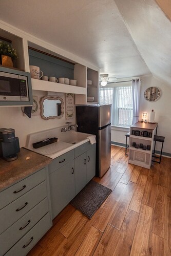 Cozy 1-bedroom house in Sheboygan walking distance to the lake and downtown.