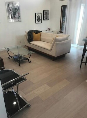 Living area - 208 Marine Ave Home (Manhattan Beach)