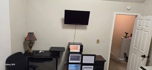 Interior - Cozy 1-bedroom house with WiFi, AC in delightful College Park (College Park)