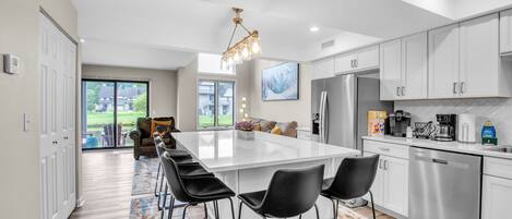 Kjøleskap, mikrobølgeovn, ovn og kokeplater