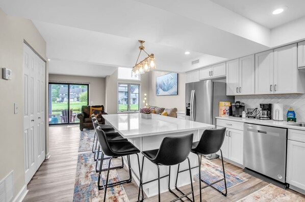 Réfrigérateur, micro-ondes, four, plaque de cuisson