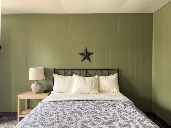 Quarto solteiro standard, 1 cama Queen | Ferros/tábuas de passar roupa, Wi-Fi de cortesia, roupa de cama