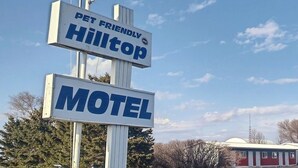 Een motelbord met een symbool voor huisdieren en een bord eronder.