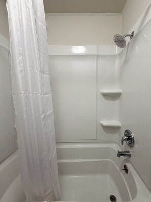 Kombinert dusj/badekar, håndklær, såpe og sjampo