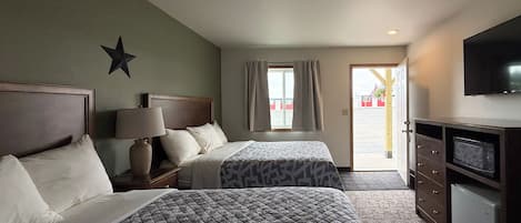 Tabla de planchar con plancha, wifi gratis y ropa de cama