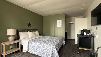 Standard Single Room, 1 Queen Bed | Iron/ironing board, free WiFi, bed sheets