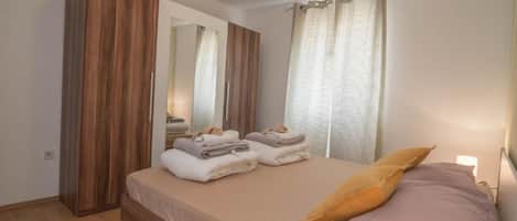 2 bedrooms, iron/ironing board, WiFi, bed sheets