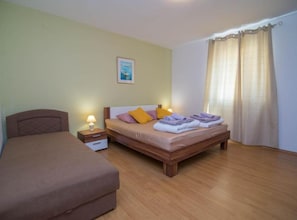 2 bedrooms, iron/ironing board, WiFi, bed sheets