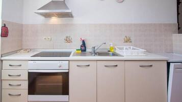 Fridge, stovetop, dishwasher, coffee/tea maker