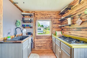 Refrigerador, microondas, cafetera y tetera y tostadora 