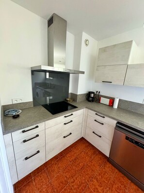 Een koelkast, een microgolfoven, een oven, een vaatwasser