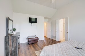 3 slaapkamers, een bureau, een strijkplank/strijkijzer, reisbedje