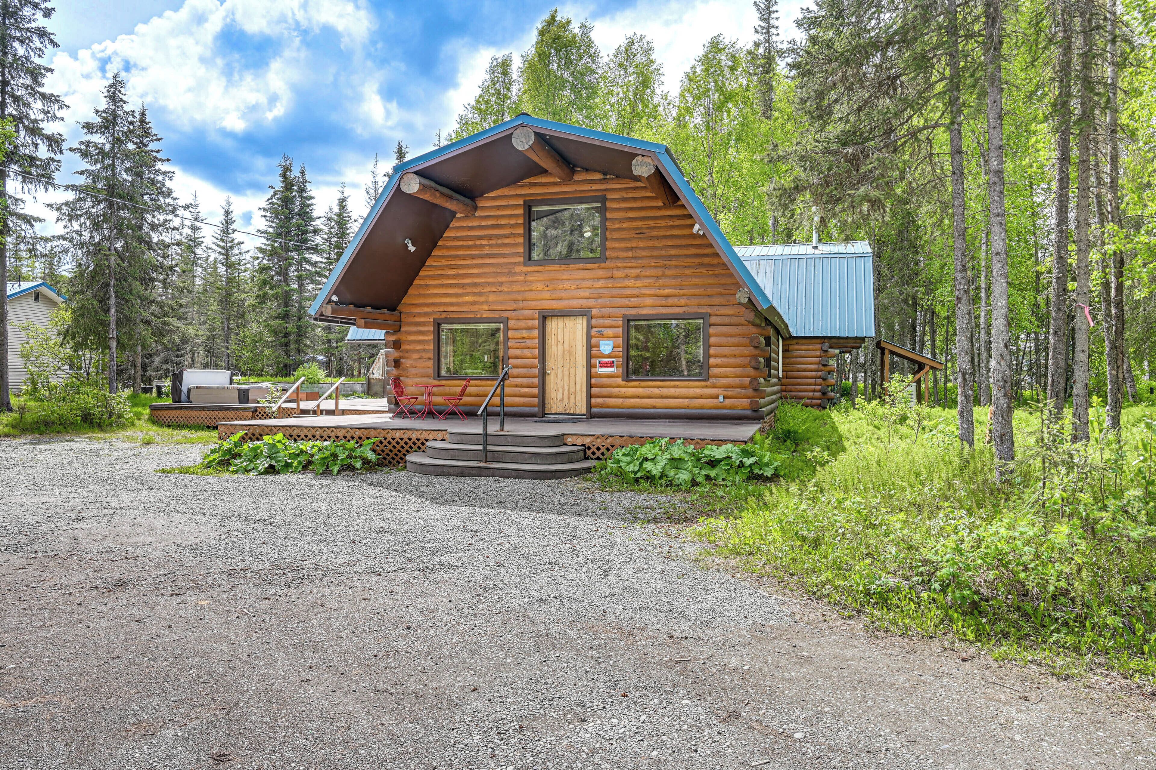 Roomy Log Cabin w/ Hot Tub, Walk to Kenai River!
