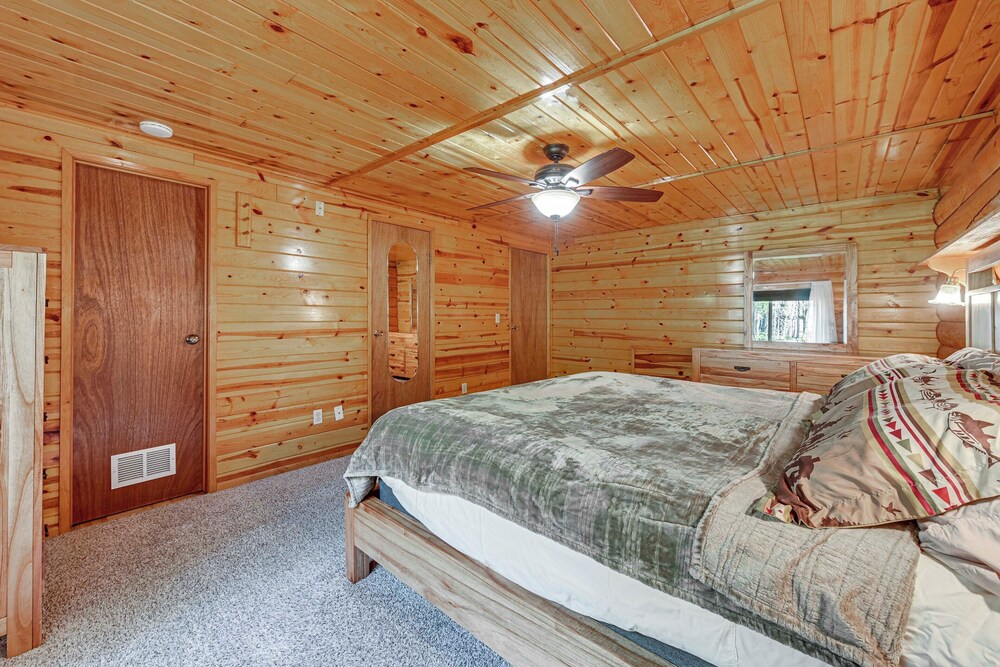 Roomy Log Cabin w/ Hot Tub, Walk to Kenai River! Ridgeway Stayz