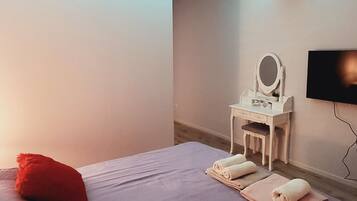 1 soverom, skrivebord, strykejern/-brett og reiseseng for barn