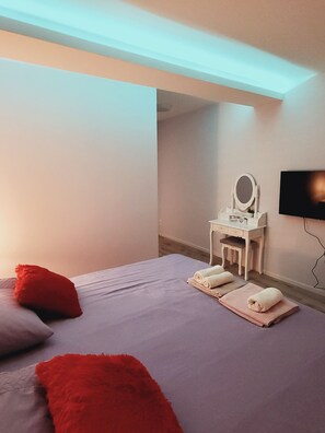 1 soverom, skrivebord, strykejern/-brett og reiseseng for barn