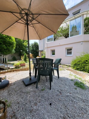 Outdoor dining - Cozy 1-bedroom apartment in welcoming Zagreb with fitness room, WiFi (Zagreb)