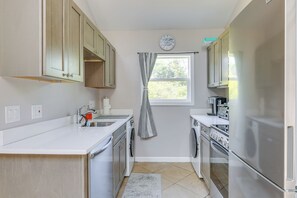 Réfrigérateur, micro-ondes, plaque de cuisson, lave-vaisselle