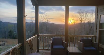 Comfy Tiny Home with Fishing Pond & Mountain View near NW Arkansas/River Valley