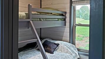 2 bedrooms, desk, iron/ironing board, WiFi