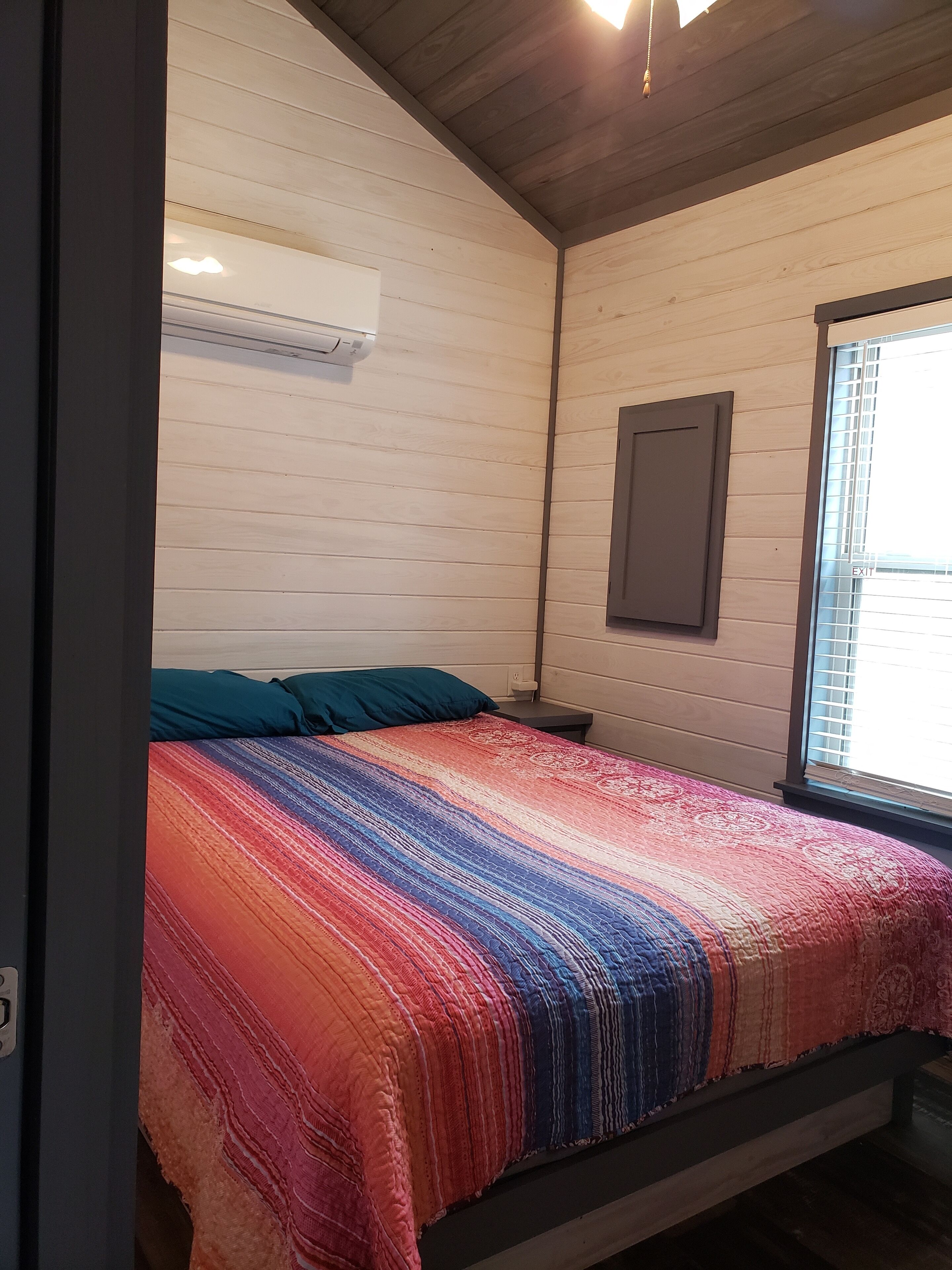 2 bedrooms, desk, iron/ironing board, WiFi