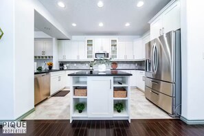 Refrigerador, microondas, horno y parrilla de estufa 