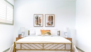3 habitaciones, escritorio y tabla de planchar con plancha 