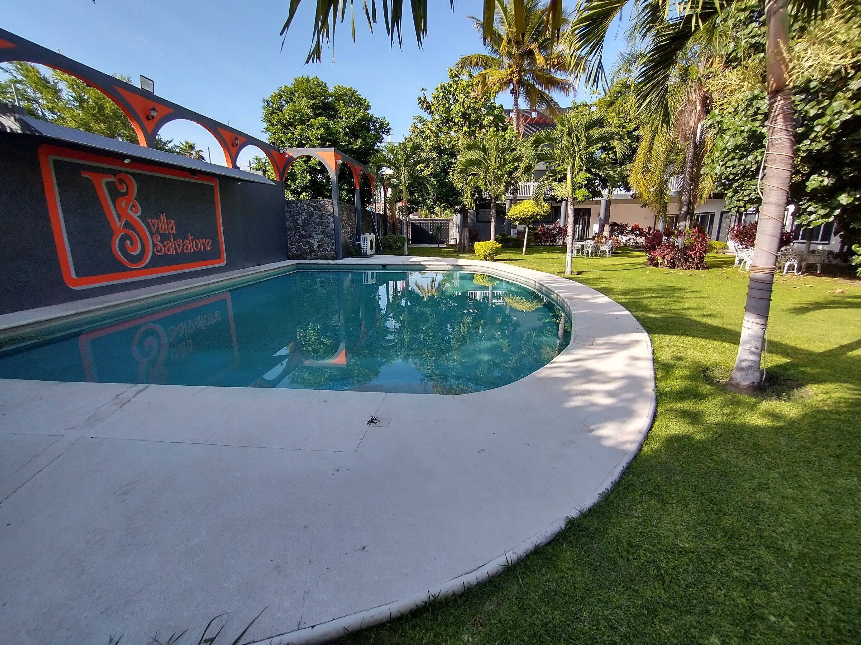 Una piscina con un letrero que dice 'Villa Salvatore'.