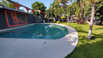 Una piscina con un letrero que dice 'Villa Salvatore'.