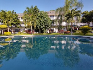 Una piscina al aire libre