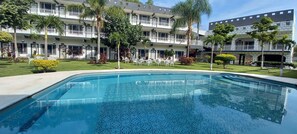 Una piscina al aire libre