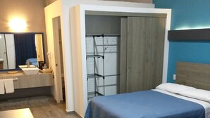 A hotel room with a bed, a desk, a wardrobe, and a bathroom. - Villa Salvatore (Xochitepec)